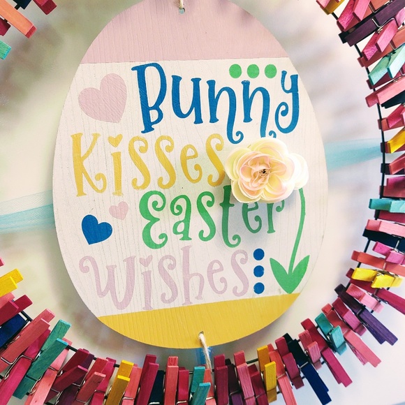 HANDCRAFTED EASTER CLOTHESPIN WREATH BUNNY KISSES EASTER WISHES PAINTED SIGN 19" - Picture 3 of 8